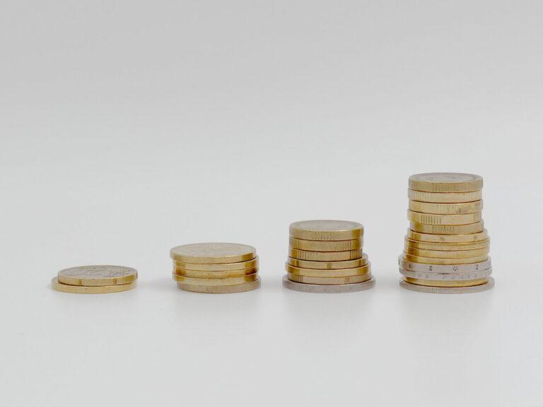 Stacks of coins increasing in height, representing long-term savings growth